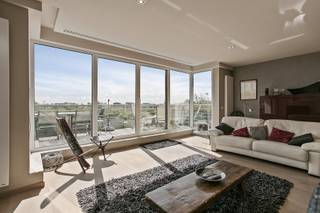 <p>This beautiful penthouse perfectly combines the comfort and spaciousness of a house with the unique experience of living above the city. The generous living area enjoys stunning views over the city park and is flooded with natural light thanks to the large windows. It opens onto a spacious terrace, the perfect place to relax and enjoy the green surroundings and open views.</p>
<p>The separate kitchen connects seamlessly to the generous dining area, creating a warm and inviting space for cooking and entertaining. The penthouse features four spacious bedrooms and two bathrooms, offering plenty of comfort and flexibility for family living, guests or a home office.</p>
<p>Another major advantage is the indoor parking space, providing both convenience and security, complemented by a practical storage room for additional space.</p>
<p>This penthouse is ideal for those looking for the warm, homely feeling of a house while also appreciating open views, abundant natural light and the luxury of a spacious terrace. A unique combination of space, comfort, privacy and greenery, offering an exceptional quality of life in an enviable setting.</p>
<p><strong>Including parking space and spacious storage.</strong></p>