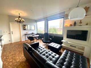 Deze mooie en recent gerenoveerde studio is volledig gemeubeld en top gelegen vlakbij de Zoo en het Stadspark, wat zorgt voor het mooie uitzicht.<br /><br />In de inkom vindt u aan de linkerkant een handige vestiaire, zowel jassen als schoenen kunnen hierin worden opgeborgen. Verder is er ook nog het aparte toilet met eigen handenwasser.<br /><br />De woonkamer heeft een mooie authentieke parketvloer en is functioneel ingericht met prachtige meubelen. Vanuit de comfortabele zetel kan u wegdromen met de smart tv. De twee grote ramen zorgen voor veel licht en een stukje groen.<br />De moderne keuken is uitgerust met ijskast, inductiekookplaat, oven en microgolfoven. Bovendien zijn ook alle bestek, servies en potten en pannen voorzien!<br /><br />De slaapkamer heeft een groot bed als een wolk en een handige dressing met kluisje. De badkamer is ensuite en heeft een ligbad/douche, lavabo en wasmachine en droger.<br /><br />Alle ruimtes zijn ook uitgerust met verduisterende gordijnen.<br /><br />De gemeenschappelijke kosten bedragen €80/maand. Hierin zit privatief verwarming en water inbegrepen, alsook het onderhoud van de algemene delen. <br /><br />Interesse? Plan snel uw afspraak in!