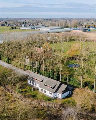 BEERVELDE - Landhuis met renovatiepotentieel Op een perceel van 945m² in het landelijke Beervelde, aan de Brandstraat 69, bevindt zich dit lichtrijke...