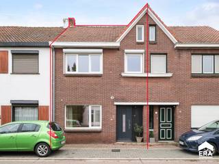 <p>Deze recent gerenoveerde gezinswoning heeft mooie en lichtrijke ruimtes. In 2025 is de volledige woning gerenoveerd en voorzien van alle gemakken. </p>
<p>Uiterst gunstig gelegen in het centrum van Hamont met een vlotte verbinding naar o.a. omliggende gemeentes, winkels en scholen. De Nederlandse grens is op enkele honderden meters te vinden.<br /><br />Aan de achterkant is er een gezellige stadstuin en terras te vinden. De eigenaar gaat deze tuin nog verder aanleggen.<br /><br /><u><strong>Enkele troeven:</strong></u></p>
<ul><li>2 ruime slaapkamers</li><li>Dicht bij Nederlandse grens</li><li>Geen renovatieverplichting: label B</li><li>Elektrische installatie conform AREI</li><li>Asbestveilig</li></ul>
<p><strong><u>Indeling:</u> </strong> </p>
<ul><li><strong>Gelijkvloers</strong>: inkomhal, woonkamer, eetkamer, keuken, toilet, gezellige stadstuin, kelder</li><li><strong>Verdieping:</strong> nachthal, slaapkamer 1, slaapkamer 2, badkamer</li></ul>