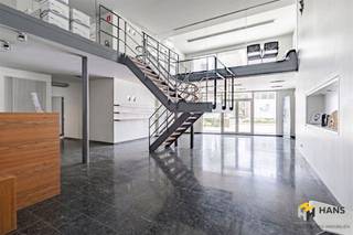 Bisschoppenhoflaan 585 - Deurne Indrukwekkend handelspand met showroom, magazijn en kantoren totaal 1065m² op commerciële topligging in DeurneOp een...