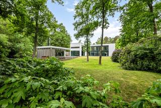 Cette maison, avec une superficie de terrain de 2856m² et une superficie habitable de 438m², est une maison de rêve pour ceux qui recherchent le...