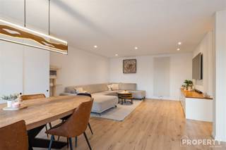 Instapklaar ruim appartement met garage!Indeling: inkomhal, berging(wasplaats), open lichtrijke leefruimte met ruime uitgeruste keuken, 3...