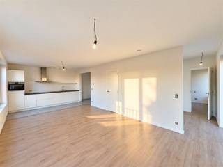 <p><span>Op zoek naar een modern appartement waar je als eerste bewoner je intrek kan nemen?</span></p><p><span>Dit lichtrijke nieuwbouwappartement van 62 m² bevindt zich op de eerste verdieping en is bereikbaar via lift of trap.</span></p><p><span> </span></p><p><span>Via de inkomhal met gastentoilet en wasplaats bereik je de lichtrijke leefruimte met </span><span>terras</span><span> en een volledig uitgeruste open keuken, voorzien van een kookplaat, dampkap, vaatwasmachine, spoelbak en combi-microgolfoven.</span></p><p><span>Via de nachthal kom je in de slaapkamer van 11,89 m² met ensuite badkamer, uitgerust met een moderne douche en lavabo.</span></p><p><span> </span></p><p><span>Dankzij de </span><span>vloerverwarming en het ventilatiesysteem</span><span> geniet je van optimaal wooncomfort. Het gebouw beschikt bovendien over een fietsenlift naar de kelderverdieping.</span></p><p><span> </span></p><p><span>Het appartement is gunstig gelegen in Kontich, met winkels, openbaar vervoer en vlotte verbindingen richting Antwerpen en Mechelen in de omgeving.</span></p><p><span> </span></p><p><span>Praktische informatie:</span></p><ul><li><span>Eerste bewoning</span></li><li><span>Onmiddellijk beschikbaar</span></li><li><span>Gemeenschappelijke kosten: € 200/maand, inclusief verwarming en warm water</span></li></ul><p><span> </span></p><p><span>Interesse?</span></p><p><span>Contacteer ons voor meer informatie of een bezoek!</span></p><p><span> </span></p>