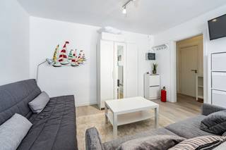 <p>Gerenoveerd appartement in het centrum van Koksijde, vlak bij winkels, openbaar vervoer en de zee.</p>

<p> </p>

<p>Dit verzorgd appartement combineert een centrale ligging met een vernieuwd interieur en een praktische indeling. Gelegen in het bruisende centrum van Koksijde geniet u hier van een vlotte bereikbaarheid en alle voorzieningen binnen handbereik. Dankzij de renovatie biedt het appartement een frisse en aangename woonomgeving, ideaal als vaste verblijfplaats, tweede verblijf aan zee of investering. De lichtrijke leefruimte en de functionele slaaphoek zorgen voor optimaal comfort in een compacte woonvorm. Bovendien beschikt het appartement over een gunstig EPC-label B.</p>

<p> </p>

<p>Belangrijkste ruimtes:<br />• Inkomhal met vlotte toegang tot de verschillende ruimtes<br />• Lichtrijke living met aangename leefruimte<br />• Praktische keuken met functionele indeling<br />• Badkamer uitgerust met basiscomfort<br />• Afzonderlijk toilet<br />• Slaaphoek geïntegreerd in het appartement</p>

<p> </p>

<p>Troeven:<br />• Gerenoveerd appartement met frisse uitstraling<br />• Centraal gelegen in Koksijde, nabij winkels en openbaar vervoer<br />• Interessant als tweede verblijf of investering aan zee</p>

<p> </p>

<p>Neem vandaag nog contact op voor een bezoek.</p>

<p> </p>

<p>JOUW DROOMAPPARTEMENT. ZO GEVONDEN!</p>