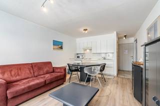 <p><strong>De Panne: Studio-appartement met zijdelings zeezicht te koop!</strong><br /> </p>
<p>Deze instapklare studio is gelegen op de derde verdieping van Residentie Sandy Beach, een uitstekend gelegen residentie aan de Zeedijk van De Panne. Dankzij de ligging geniet de studio van <strong>zijdelings zeezicht</strong> en bevindt u zich bovendien op wandelafstand van het centrum, de winkelstraat en alle voorzieningen.<br /> </p>
<p>De studio is volledig verhuurklaar en vormt dan ook een interessante opportuniteit als <strong>tweede verblijf of investering aan zee</strong>.<br /> </p>
<p><strong>Indeling:</strong><br />Inkomhal, badkamer met douche en toilet, ruime slaaphoek met tweepersoonsbed en ingebouwde kasten, en een aangename leefruimte met open, ingerichte keuken, eethoek en zithoek. Daarnaast beschikt de studio over een <strong>private kelderberging</strong>.<br /> </p>
<p><strong>Troeven:</strong></p>
<ul><li>
<p>Instapklaar en onmiddellijk verhuurbaar</p>
</li><li>
<p>Uitstekende ligging aan de Zeedijk</p>
</li><li>
<p>Op enkele stappen van de winkelstraat en het centrum</p>
</li><li>
<p>Zijdelings zeezicht</p>
</li><li>
<p>Private kelder inbegrepen<br /> </p>
</li></ul>
<p>Neem contact op met Frederick voor meer informatie of een bezoek via <strong>058/22.41.70</strong>.</p>
