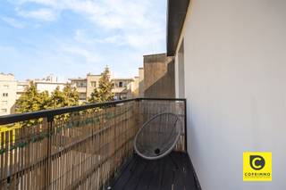 <p><span>Welkom in dit prachtig appartement gelegen in het Antwerpen 2020 district. Gelegen op de derde verdieping biedt dit stijlvolle 2-slaapkamerappartement het perfecte evenwicht tussen comfort, functionaliteit en hedendaags design. De ideale plaats om uit te blazen na een drukke dag, afgeschermd van de stedelijke bedrijvigheid. Tegelijkertijd vind je alles wat je zoekt vlakbij, met het openbaar vervoer en winkels op wandelafstand, maar ook de voornaamste invalswegen die maar op een steenworp verwijdert zijn. <br /><br /></span><span>Indeling</span></p><p><span> </span></p><p><span>We komen binnen in de ruime woonkamer met geïntegreerde keuken, wat tevens het hart van het appartement vormt. Drie grote ramen laten een overvloed aan natuurlijk daglicht binnen, wat het ruimtegevoel alleen maar verder benadrukt. De aanwezige oppervlakte biedt meer dan genoeg plaats voor een gezellig salon en een eettafel. De open keuken met modern design omvat alle nodige toestellen: oven, koelkast, keramisch vuur met dampkap en vaatwasser zijn allemaal aanwezig. De houten vloer in combinatie met de geschilderde bakstenen muur geeft deze ruimte zijn unieke en warme karakter. </span></p><p><span> </span></p><p><span>Naast de leefruimte bevindt zich een eerste slaapkamer; de grootste van de twee. Hier is voldoende plaats voor een groot bed en de nodige kasten te plaatsen.</span></p><p><span>Via een hal aan de andere zijde van het appartement vinden we achteraan de tweede slaapkamer. Deze zou ideaal zijn om in te richten als bureau ruimte maar deze kan net zo goed dienen als kinderkamer of babykamer. HIer is ook toegang tot een leuk balkon.</span></p><p><span>De moderne badkamer is voorzien van ruime inloopdouche met hedendaags design en regendouche, die van zelfs de vroegste ochtenden een ontspannen moment kunnen maken. Een strak lavabomeubel met praktische opbergruimte en handdoekradiator maken het geheel af.</span></p><p><span>Verder is er nog een extra ruimte waar de aansluiting voor wasmachine/droogkast te vinden is, alsook een apart toilet.</span></p><p><span> </span></p><p><span>Bij de renovatie werd de gevel deels geïsoleerd. Dit in combinatie met de recente gasketel maakt dat er een zeer gunstig EPC label werd afgeleverd.</span></p><p><span>Ten slotte beschikt het gebouw nog over een gemeenschappelijke fietsenberging.</span></p><p><span> </span></p><p><span>Troeven</span></p><p><span> </span></p><ul><li><span>Recente renovatie</span></li><li><span>Ruime en lichtrijke leefruimte</span></li><li><span>Zeer goed EPC met B-label</span></li><li><span>Lage maandelijkse kost (€ 43 / maand)</span></li><li><span>fietsenberging beschikbaar</span></li></ul>