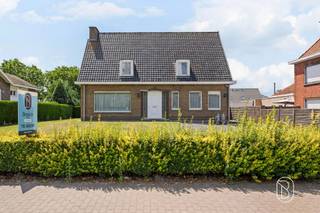 Bent u op zoek naar een woning met veel potentieel in Wielsbeke? Dan is deze op te frissen woning op een perceel van maar liefst 1.321 m² zeker een bezoek waard.Via de ruime oprit, met plaats voor meerdere wagens, bereikt u de garage en de woning. Binnen vindt u een lichtrijke leefruimte, keuken, badkamer en 2 volwaardige slaapkamers. De praktische indeling vormt de ideale basis om de woning volledig naar eigen smaak te renoveren.Een absolute meerwaarde is de ruime zolder, die perfect kan worden ingericht als volwaardige verdieping. Zo creëert u moeiteloos extra slaapkamers, een bureau, hobbyruimte of een royale master bedroom. De uitbreidingsmogelijkheden maken van deze woning een ideale investering voor de toekomst.Ook buiten geniet u van alle ruimte. De grote tuin biedt plaats om te spelen, te tuinieren of heerlijk te ontspannen in alle privacy. Achteraan de tuin bevindt zich ook nog een groentetuin wat ideaal is voor degene met groene vingers.Dankzij de gunstige ligging, de garage, het ruime perceel en het uitzonderlijke uitbreidingspotentieel is deze woning een ideale keuze voor gezinnen en renovatieliefhebbers die hun droomwoning willen realiseren.Interesse? Contacteer luna@immobeguin.be voor meer informatie of een bezoek.
