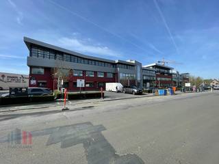 Stijlvolle en veelzijdige kantoorruimte met een totale oppervlakte van 621 m² beschikbaar voor verhuur. Deze aantrekkelijke ruimte bevindt zich op...