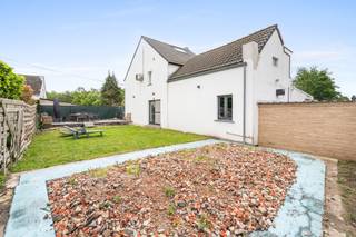 <p><strong>Te koop in Londerzeel: woning met 5 slaapkamers nabij recreatievijver</strong></p><p><br /></p><p>Deze verrassend ruime woning combineert een uitstekende ligging met een zee van ruimte en is uniek gelegen vlak naast een prachtig recreatiedomein met tal van zwem-, sport- en ontspanningsmogelijkheden. Dankzij de strategische ligging nabij de A12 geniet u bovendien van een uiterst vlotte verbinding richting Brussel en Antwerpen. De flexibele indeling biedt de mogelijkheid om een extra slaapkamer te creëren, wat het ideaal maakt voor grote gezinnen. Aanpalende gemeenten zoals Kapelle-op-den-Bos, Merchtem, Grimbergen, Willebroek, Meise en Wolvertem zijn zeer makkelijk bereikbaar.</p><p><br /></p><p><strong>Belangrijkste ruimtes:</strong></p><p>• Gezellige woonkamer met veel lichtinval.</p><p>• Keuken uitgerust met een inductiekookplaat, oven, microgolf en een handige bar-tablet.</p><p>• Grote badkamer voorzien van een douche, ligbad, dubbel wastafelmeubel en toilet.</p><p>• 5 slaapkamers (31 m² met airco, 24 m², 16 m², 16 m² en 9 m²).</p><p>• Inkomhal en ruime nachthal.</p><p>• Handige berging voor extra opslag.</p><p>• Garage met waterverzachter, bergruimte en aansluitingen voor wasmachine en droogkast.</p><p><br /></p><p><strong>Troeven:</strong></p><p>• Unieke ligging direct naast een recreatiedomein met sport- en zwemactiviteiten.</p><p>• Uitstekende mobiliteit nabij de A12 met een snelle verbinding naar Antwerpen en Brussel.</p><p>• Maar liefst 5 slaapkamers met de mogelijkheid tot het creëren van een extra slaapkamer.</p><p><br /></p><p><strong>Wens je een bezoek? Contacteer dan ERA LEUS &amp; TOYE via 02/335.11.12 en plan een afspraak met Thierry Van Campenhout.</strong></p>