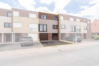 Ben je op zoek naar een volledig gerenoveerde, instapklare woning in Sint-Eloois-Vijve? Dan is deze bel-etagewoning met EPC-label B absoluut het bekijken waard.<br /><br />TROEVEN<br />* EPC-label B<br />* Elektriciteit conform<br />* Ruime garage<br />* 3 volwaardige slaapkamers<br />* Zongericht terras met zonwering<br />* Zuidgerichte tuin met tuinberging<br /><br />INDELING<br />De gelijkvloerse verdieping bestaat uit een ruime garage met plaats voor een wagen, fietsen en een wasruimte. Via de inkomhal is er eveneens een apart gastentoilet.<br /><br />Op de eerste verdieping bevinden zich de volledig vernieuwde keuken en de lichtrijke leefruimte met zit- en eetgedeelte. Vanuit de leefruimte heb je toegang tot het zongerichte terras met zonwering.<br /><br />De tweede verdieping beschikt over 3 slaapkamers en een badkamer met lavabo, toilet en inloopdouche.<br /><br />Tot slot geniet je achteraan van een aangelegde, zuidgerichte tuin met ruime tuinberging.<br /><br />Een woning die helemaal klaar is voor zijn nieuwe bewoners. Interesse? Plan snel je bezoek!