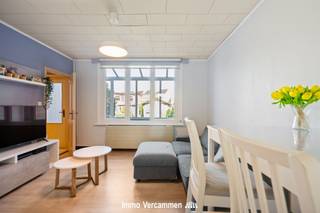 <p><span>Charmante & verzorgde woning te Duffel, gunstig gelegen in een landelijke omgeving met vlotte verbinding tussen Mechelen – Lier, Brussel – Antwerpen.</span></p><p><span> </span></p><p><span>Deze gezellige woning werd sinds 2019 grotendeels gemoderniseerd en is bijgevolg instapklaar. Op het gelijkvloers bieden een gezellige woonkamer met nieuwe geïnstalleerde keuken en veranda een aangename thuis, ideaal om mensen te ontvangen. De wasplaats en inpandige garage maken het gelijkvloers compleet. De nachthal op de eerste verdieping geeft toegang tot 2 slaapkamers en een badkamer met douche en toilet. De praktische kelder biedt samen met de garage en tuinberging voldoende stockageruimte. Achteraan de woning is het heerlijk vertoeven op het terras en in de aangename, verrassend ruime tuin - tevens bereikbaar via een poortje achteraan.</span></p><p><span> </span></p><p><span>Dankzij de gunstige ligging net buiten het dorpscentrum van Duffel-Oost zijn scholen, winkels en de wekelijkse markt op wandelafstand te bereiken. Belangrijke invalswegen en openbaar vervoer maken de bereikbaarheid optimaal.</span></p><p><span> </span></p><p><span>Interesse in dit mooie pand? Aarzel dan niet ons te contacteren via 015/755 444 of <span>info@immovercammen.be</span></span><span> .</span></p><p><span> </span></p>
