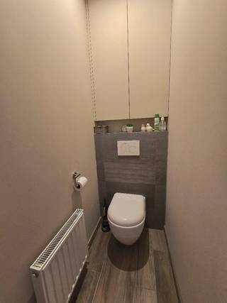 VERKOCHT ONDER OPTIE<br /><br /><br />Instapklare halfopen gezinswoning met 3 slaapkamers, zonnige tuin en gunstige ligging in Westmalle.<br /><br />Bent u op zoek naar een instapklare woning waar u zonder grote renovaties meteen uw thuis van kunt maken? Dan is deze verzorgde halfopen bebouwing misschien wel wat u zoekt.<br /><br />De woning is rustig gelegen, op wandelafstand van het centrum van Westmalle, winkels, scholen, horeca, openbaar vervoer,...<br /><br />Doorheen de jaren werd de woning grondig gerenoveerd en gemoderniseerd, met aandacht voor comfort, energiezuinigheid en een tijdloze afwerking.<br /><br />Indeling:<br />Via de inkomhal met gastentoilet komt u in de ruime en lichtrijke leefruimte met gezellige inbouwgashaard. De open, volledig uitgeruste keuken sluit mooi aan op de leefruimte en is er toegang tot kelder. Ook biedt het toegang tot een extra leefruimte met zicht op de tuin. Aansluitend bevinden zich de badkamer en wasplaats met luik naar zolder.<br /><br />Op de eerste verdieping bevinden zich drie slaapkamers en een nachthal met kastruimte en ook luik naar zolder.<br /><br />Buiten geniet u van een onderhoudsvriendelijke, zuidwestgerichte tuin met terras, een lange oprit voor meerdere wagens en een praktisch vrijstaand bijgebouw dat momenteel dienstdoet als multifunctionele berging/hobbyruimte/werkplaats.<br /><br />Troeven:<br />Instapklaar<br />Rustige, centrale ligging<br />Zuidwestgerichte tuin<br />3 SLK<br />EPC C 218 kWh/m² – geen renovatieverplichting<br />Bewoonbare opp. volgens EPC: 136 m²<br />Perceelopp. 355 m²<br />Grondige renovatie in 2015<br />Vernieuwde keuken (2016)<br />Vernieuwde elektriciteit, sanitair en condensatieketel (2015)<br />Nieuwe voordeur, ramen/rolluiken (2015)<br />Dak geïsoleerd<br />Veranda vernieuwd (2024)<br />10 zonnepanelen met thuisbatterij 7,68 kWh (2022)<br />Droge kelder<br />KI €691<br /><br />Beschikbaar: in overleg<br /><br />Bezichtigingen op afspraak. <br />Neem contact op via tel. 0496743808 of mail britty.peeters@hotmail.com om uw bezoek in te plannen.<br /><br />Alle juridische documenten, het compromis en de akte worden geregeld via de notaris.<br />