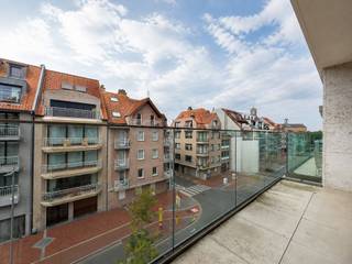 Cet élégant appartement neuf bénéficie d'un emplacement exceptionnel sur la très prisée avenue Paul Parmentier et allie un confort de vie contemporain à des finitions haut de gamme, un agencement bien pensé et d'agréables espaces extérieurs.<br /><br />L'appartement comprend un hall d'entrée spacieux avec des toilettes pour invités et s'ouvre sur un espace de vie lumineux doté d'une cuisine ouverte luxueuse. Le salon et la salle à manger, très conviviaux, s'ouvrent directement sur la grande terrasse à l'avant, idéale pour profiter du grand air en toute tranquillité.<br /><br />L'appartement dispose également d'un débarras pratique équipé de branchements pour lave-linge et sèche-linge.<br /><br />À l’arrière se trouvent deux chambres à coucher spacieuses, offrant chacune un accès direct à la terrasse arrière. Les deux chambres disposent en outre d’une salle de bains privative, ce qui garantit un confort et une intimité supplémentaires.<br /><br />Un appartement élégant et contemporain bénéficiant d’un emplacement de choix, idéal comme résidence principale ou résidence secondaire.<br /><br />L'appartement dispose également d'un débarras privé en sous-sol et d'un local à vélos commun. <br />Il est par ailleurs possible d'acheter une place de parking dans le même immeuble.<br /><br />Extrait du plan d'urbanisme et registre des mesures en cours de demande.<br /><br />N'hésitez pas à nous contacter pour plus d'informations : tél. : 050 62 44 14 ou par e-mail : knokke@immax.be