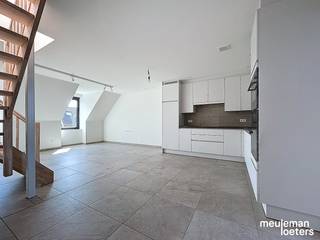 Dit lichtrijk duplex appartement bevindt zich op verdieping 2 van deze nieuwbouwresidentie.<br /><br />Dankzij het gebruik van de nieuwste technieken zal dit appartement genieten van een zéér energiezuinig karakter.<br /><br />De inkom werd uitgerust met een volledige kastenwand, vervolgens zijn een apart toilet met wastafel en ruime badkamer met ligbad, douche en wastafel toegankelijk.<br /><br />In de leefruimte is er plaats voor een eet- en zithoek en een open keuken (met microgolfoven, warme luchtoven, keramische kookplaat, dampkap, dubbele spoelbak, vaatwasmachine en koelkast).<br /><br />Op de verdieping van de leefruimte is nog één slaapkamer gelegen en twee slaapkamers op verdieping 3, toegankelijk via een vaste trap.<br /><br />Vervolgens is nog een apart toilet met lavabo op verdieping drie aanwezig.<br /><br />Tenslotte, beschikt het appartement over een ruime garage met automatische garagepoort en ruime zolder en ruime privatieve kelderberging.<br /><br />EPC in opmaak <br />Meer info op kantoor.