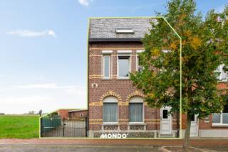 Interesse? Plan direct je bezoek:📧 tim@mondovastgoed.be <br /><br />Droom je van een woning die je volledig naar eigen hand kunt zetten, zonder in te boeten op ruimte of ligging? <br />Aan de Steenweg op Vilvoorde 238 staat deze uiterst solide halfopen bebouwing klaar voor haar volgende hoofdstuk. <br /><br />Met een indrukwekkende bewoonbare oppervlakte van maar liefst 206 m² biedt dit pand een zeldzame combinatie van volume, flexibiliteit en potentieel. <br />Uitnodigende inkomhal, royale leefruimte, keuken, badkamer, praktische berging, veranda én een droge provisiekelder. <br />Eerste verdieping: Nachthal met meerdere volwaardige slaapkamers plus een flexibele bureau- of hobbyruimte. <br /><br />Zolder: Riante zolderverdieping mét vaste trap — de gedroomde basis voor een luxe master suite, extra kinderkamers of een studio. <br />Zorgeloos parkeren: Eigen oprit en een handige vrijstaande garage.<br /><br />EXCLUSIEVE KANS: Mogelijkheid tot aankoop van bijkomende achterliggende garages — een goudmijn voor zelfstandigen, extra opslag of slimme verhuur!