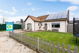 <p><span>In een bijzonder rustige en residentiële woonwijk in Grimbergen bevindt zich deze gerenoveerde en instapklare bungalow. De woning ligt in een doodlopende straat die uitgeeft op de omliggende velden, wat zorgt voor een groene woonomgeving met veel privacy en weinig verkeer. Via de inkomhal betreedt u de lichtrijke leefruimte met open keuken. De volledig ingerichte keuken vormt samen met de woonkamer een aangename en gezellige leefruimte. Dankzij de veranda werd de leefruimte uitgebreid, wat zorgt voor extra ruimte en veel natuurlijk licht. De woning beschikt over drie slaapkamers. De derde slaapkamer werd gecreëerd door het voormalige bureau samen te voegen met een deel van de garage, wat resulteert in een volwaardige extra kamer. Ondanks deze aanpassing is er geen gebrek aan parkeermogelijkheden. De woning beschikt over een oprit en in deze rustige woonwijk is er steeds voldoende parkeergelegenheid in de straat. De garage doet nog steeds dienst als een ruime berging. Ook technisch zit het goed: de elektrische installatie is conform en de woning behaalt een EPC-score D. Daarnaast zijn er zonnepanelen en een thuisbatterij aanwezig, zodat u dag en nacht kan genieten van zelf opgewekte zonne-energie. Kortom, een ideale woning voor wie rustig en comfortabel wil wonen.</span><span> </span></p>