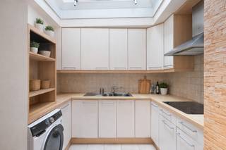 <p><strong>Charmante woning in het centrum van Mechelen</strong></p>
<p><strong>BEKIJK ZEKER ONZE (VIRTUELE) GRONDPLANNEN EN ATTESTEN VOOR DE INDELING EN EXTRA INFORMATIE.</strong></p>
<p><strong>SPECIFIEKE KENMERKEN:</strong></p>
<ul>
<li>Goed onderhouden woning</li>
<li>Uitstekende locatie: Rustig gelegen, doch pal in het bruisende centrum van Mechelen</li>
<li>Op wandelafstand van het openbaar vervoer (station), scholen, winkels en horeca</li>
<li>Zeer goede bereikbaarheid via de E19 naar Antwerpen en Brussel</li>
<li>Beschikbaar vanaf 01/04/2026</li>
</ul>
<p><strong>TECHNISCHE KENMERKEN:</strong></p>
<ul>
<li>EPC-score: 217 kWh/(m²/jaar) – Label C</li>
<li>Elektrische installatie conform AREI</li>
<li>Totaalrenovatie in 2005 en nieuw dak, veluxen en koepel van 2019</li>
<li>PVC ramen met dubbele beglazing (HR)</li>
<li>Rolluik (gelijkvloers)</li>
<li>Verwarming op aardgas via radiatoren</li>
</ul>
<p><strong>INDELING:</strong></p>
<p><u>Gelijkvloers:</u></p>
<ul>
<li>Lichtrijke en aangename leefruimte met open (geïnstalleerde) keuken (36 m²)</li>
</ul>
<p><u>Eerste verdieping:</u></p>
<ul>
<li>Master bedroom (19 m²)</li>
<li>Badkamer met ligbad, toilet en lavabo</li>
</ul>
<p><u>Tweede verdieping</u></p>
<ul>
<li>Tweede slaapkamer (22 m²)</li>
</ul>