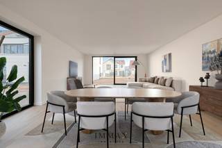 ** NIEUWE VOORWAARDEN**<br /><br />Ook interessant als opbrengsteigendom met een bruto-rendement van meer dan 3%! Dit biedt een mooie opportuniteit en een unieke investeringskans in nieuwbouw.<br /><br />De voormalige politiesite wordt omgevormd naar 2 woningen en 5 appartementen. Dit nieuwbouwproject is gelegen in de dorpskern van Moerkerke, ten oosten van Damme. Duurzame materialen werden gehanteerd en er werd rekening gehouden met de hedendaagse normen.<br /><br />Oplevering: zomer 2026 <br /><br />De woningen hebben volgende indeling: hal met garderobe en gastentoilet - keuken met kookeiland - 2 bergingen naast de keuken met aansluiting voor wasmachine en droger - open woon- en eetkamer met uitzicht op het terras en de tuin, die ook toegang biedt tot een dubbele parkeerplaats met carport en berging. Op de 1e verdieping: nachthal met toilet - 1 ruime slaapkamer met eigen badkamer - 2 slaapkamers - 2e badkamer met douche en enkele wastafel. Op de 2e verdieping: 4e slaapkamer/kantoor/zolder bereikbaar via vaste trap.<br /><br />Met de wagen geniet u van een vlotte verbinding naar de N49 en de A11, waardoor u snel en gemakkelijk uw bestemming bereikt.<br />Verkiest u de fiets? Dan wacht u een prachtige tocht langs de idyllische Damse Vaart, waar u volop kan genieten van de rust en natuur.<br /><br />Voor verdere informatie of vrijblijvend bezoek contacteer Céline op 0476/60 60 23 of mail naar celine@immax.be