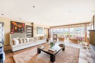 Stijlvol gerenoveerde penthouse van ca. 229 m² met uitzonderlijke volumes op toplocatie in Antwerpen<br /><br />Op een uitstekende locatie aan de Frankrijklei bevindt zich dit volledig gerenoveerde appartement van ca. 229 m², gelegen op de negende verdieping van een verzorgd gebouw. Dankzij de combinatie van royale leefruimtes, hoogwaardige afwerking, overvloedige lichtinval en een indrukwekkend uitzicht over de stad, biedt deze eigendom een bijzonder wooncomfort in het hart van Antwerpen.<br /><br />Bij het binnenkomen wordt meteen duidelijk dat ruimte hier centraal staat. De indrukwekkende leefruimte geniet van grote raampartijen die zorgen voor een aangename openheid en een prachtig panoramisch zicht op de Antwerpse skyline. De ruime woonkamer is volledig voorzien van een prachtige parketvloer, een open haard die terug functioneel kan worden gemaakt en airconditioning. Deze vloeit naadloos over in de eetkamer, waardoor een ideale omgeving ontstaat om zowel dagelijks te genieten als gasten te ontvangen. Ook de eetkamer werd voorzien van dezelfde mooie parketvloer, baadt in een zee van licht en biedt eveneens een prachtig ver zicht in de stad.<br /><br />De volledig vernieuwde keuken werd praktisch en stijlvol ingericht met kwalitatieve inbouwtoestellen, veel bergruimte en een tijdloos design dat perfect aansluit bij het karakter van het appartement. Eventueel is er een mogelijkheid om hier ook een open keuken van te maken indien gewenst dat aansluit bij de eetkamer.<br /><br />Het slaapgedeelte omvat drie ruime slaapkamers, rustig gelegen aan de achterzijde van het gebouw. De master bedroom beschikt over royale afmetingen en maatwerk kasten, en heeft directe toegang tot de comfortabele badkamer uitgerust met ligbad, inloopdouche, dubbele wastafel en toilet. Een tweede badkamer met douche en lavabo biedt extra comfort voor bewoners en gasten.<br /><br />Een bijkomende troef is het aangename balkon, waar u in alle rust kunt genieten van het prachtige uitzicht over de stad.<br /><br />Verder beschikt het appartement over een privatieve kelderberging, inbegrepen in de verkoopprijs. Een ondergrondse autostaanplaats kan afzonderlijk worden aangekocht voor<strong> € 50.000.</strong><br /><br />Centrale ligging met uitstekende bereikbaarheid:<br /><br />De ligging is zonder twijfel een van de grootste troeven van deze eigendom. Gelegen op de Frankrijklei woont u op wandelafstand van winkels, restaurants, gezellige cafés, culturele hotspots en het historische stadscentrum. Openbaar vervoer bevindt zich letterlijk voor de deur, terwijl de belangrijkste invalswegen en autosnelwegen vlot bereikbaar zijn. U geniet hier van het comfort van wonen midden in de stad, gecombineerd met de rust, het licht en het uitzicht die dit appartement zo bijzonder maken.<br /><br />Troeven:<br />-Zeer gunstig EPC (B)<br />-Topligging midden in het centrum<br />-Volledig gerenoveerd<br />-Mogelijkheid tot aankoop autostaanplaats (50 000euro)<br />-Kelderberging inbegrepen<br /><br />Een unieke opportuniteit voor wie op zoek is naar een instapklaar appartement met uitzonderlijke volumes, een hoogwaardige renovatie en een absolute topligging in Antwerpen.