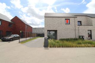 Nieuwbouw hoekwoning op slechts enkele minuten van het centrum van Poperinge en invalswegen.Alle voorzieningen liggen op een boogscheut van de...