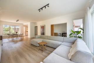 Gerenoveerd en energiegunstig appartement met drie slaapkamers en twee terrassen in de gegeerde Tentoonstellingswijk! <br /><br />Dit stijlvol gerenoveerd appartement is afgewerkt met kwalitatieve materialen en beschikt over een EPC-label B. De ruime en lichtrijke leefruimte sluit aan op een moderne open keuken voorzien van alle toestellen. Vanuit de leefruimte is er toegang tot een zuidgericht terras van ca. 8m² waar het gezellig vertoeven is. <br /><br />Via de mooie houten schuifdeur bereikt men de eerste slaapkamer van 11m², momenteel ingericht als bureauruimte.<br /><br />Via de hal bereikt men een tweede slaapkamer van 13 m² met toegang tot een terras van ca. 6m² en een derde slaapkamer van 13 m², momenteel ingericht als dressing.<br /><br />De volledig vernieuwde badkamer is uitgerust met een dubbele lavabo en een ruime inloopdouche met regendouche. Daarnaast is er op de hal een apart toilet aanwezig.<br /><br />Een inpandige garage is bijkomend aan te kopen aan 25.000 Euro. <br /><br />Gelegen in een aangename en residentiële omgeving met een vlotte bereikbaarheid en nabijheid van winkels, openbaar vervoer, scholen en groen.<br /><br />Belangrijkste troeven: <br /><br />- Gegeerde Tentoonstellingswijk<br />- Kwalitatieve renovatie <br />- Gunstig EPC-label B <br />- Aangename groene residentiële omgeving<br />- Twee terrassen aanwezig <br /><br />111m² totale oppervlakte (cfr EPC).<br /><br />Wenst u een bezoek of meer informatie? Dan kan u ons steeds contacteren via info@dvarealestate.be of via 03/297.00.00.