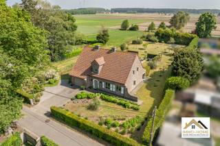 Deze prachtig gelegen en instapklare woning ontvangt je in stijl in een ruime inkomhal met gastentoilet. Zo kom je verder tot in de heel...