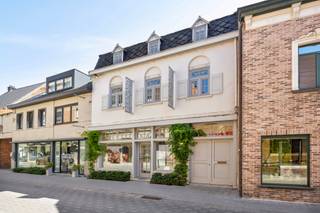 <p>Handelspand met Duplexappartement in het centrum van Bree.<br /><br />Unieke investering in het bruisende centrum van Bree, gelegen aan de toegangsweg van het centrum, met veel passage en nabij openbare parkeergelegenheid.<br />Dit pand biedt een handel gelijkvloers, momenteel in gebruik als een kapperszaak. Dankzij de toplocatie in de Hoogstraat geniet u van een constante stroom voorbijgangers en klanten. De ruimte is instap klaar en kan eenvoudig worden aangepast aan andere commerciële doeleinden.<br /><br />Boven de zaak bevindt zich een ruim en lichtrijk duplexappartement. Dit stijlvolle appartement beschikt over een moderne keuken, een gezellige leefruimte, 2 ruime slaapkamers en een badkamer. Daarnaast is er een zonnig dakterras waar u kunt genieten van uw privacy.<br /><br />Het is perfect mogelijk het pand als investering te gebruiken mits men voor beide entiteiten een aparte toegang kan voorzien.<br /><br />Opgelet: voor deze woning is mogelijk een renovatieverplichting van toepassing. Wil je meer weten? Zie https://www.vlaanderen.be/een-woning-kopen/renovatieverplichting-voor-residentiele-gebouwen-vanaf-2023<br /><br /></p>