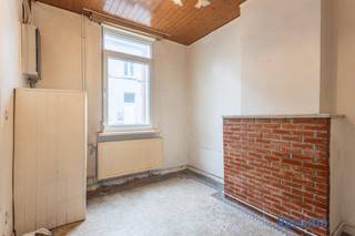 Op een boogscheut van het kloppend hart van de stad, treft u deze goed bereikbare stadswoning in  een verkeersluwe straat.<br /><br />Voorzien van een lichtrijke woonkamer, leefruimte met open keuken met aansluitend een badkamer (met meubel, toilet en douche) en bergruimte. Op het verdiep bevinden er zich 2 ruime slaapkamers. De zolder is toegankelijk met vaste trap en laat zich eenvoudig omvormen naar bijkomende slaapkamer(s) of hobbyruimte.  <br /><br />Gunstig KI van 240 EURO /CV op Aardgas / Dubbel glas …  voldoende parkeervoorziening voor de woning. Laadpaal met parkeerplaats voor de deur.<br /><br />Deze woning biedt de perfecte uitvalsbasis voor elk gezin dankzij de nabijheid van het centrum, winkels, scholen, stadspark, verbindingswegen en openbaar vervoer.<br /><br />Mogelijkheid tot aankoop aan 2 % verkooprechten met extra rechtenvermindering van 1.867,00 EURO, te verbouwen aan 6 % BTW! <br /><br />Dit pand kan onderhevig zijn aan de renovatieverplichting die door de Vlaamse overheid wordt opgelegd voor residentiële gebouwen. Consulteer voor meer informatie de website van het Vlaams Energie- en Klimaatagentschap.<br /><br />Interesse? Contacteer ons voor een bezoek.