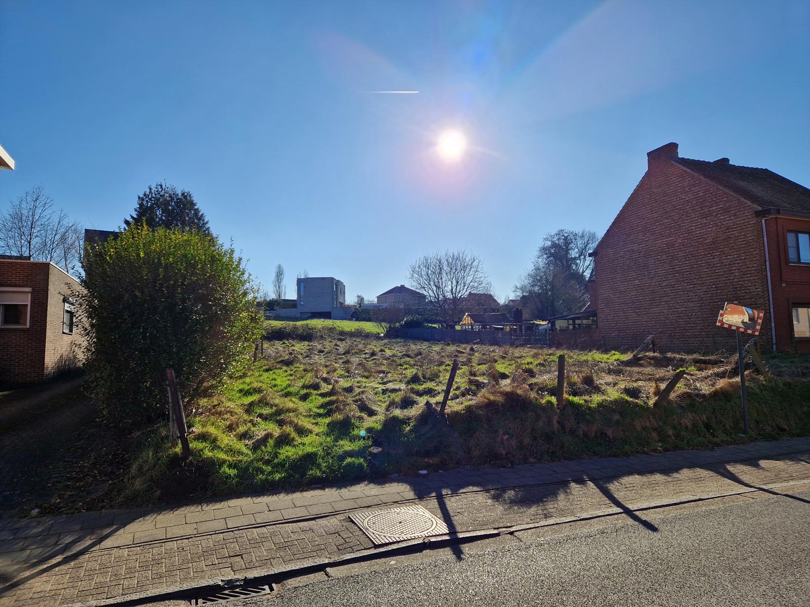 Bouwgrond voor open of halfopen met gesloten bebouwing met zuidgerichte tuin(en). - foto 2