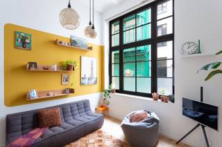 Midden in de stad wonen en toch thuiskomen in alle rust? Hier kan het. Dit bijzondere appartement bevindt zich in een voormalige parochiale meisjesschool, op een absolute toplocatie vlak bij de Grote Markt, het Historische stadcentrum, de vernieuwde Scheldekaaien en aan de voet van de prachtige Sint-Pauluskerk. Een karaktervol stukje stadsgeschiedenis dat vandaag een unieke woonplek vormt.<br /><br />Het appartement werd in 2021 volledig gerenoveerd met respect voor het karakter van het gebouw en veel aandacht voor hedendaags wooncomfort. U komt binnen via de private voortuin van 20 m² en stapt meteen de indrukwekkende leefruimte binnen. De hoge plafonds (4,2m) en royale raampartijen geven deze ruimte een loftachtig karakter met een zeer warme en huiselijke sfeer. Aansluitend bevindt zich de stijlvolle, volledig uitgeruste keuken en een afzonderlijk toilet. <br /><br />Een verdieping lager liggen twee slaapkamers en een moderne badkamer met ligbad, douche, wastafel en toilet met een extra buitenruimte van 8 m².<br /><br />Ook energetisch zit het goed. EPC-label A, vloerverwarming en een individuele warmtepomp maken het appartement niet alleen comfortabel, maar ook helemaal klaar voor de toekomst.<br /><br />Belangrijkste troeven:<br />• Uniek appartement in een voormalige meisjesschool<br />• Volledig gerenoveerd (2021)<br />• EPC-label A<br />• Twee private buitenruimtes van 20 m² en 8 m²<br />• Vloerverwarming met individuele warmtepomp<br />• Ingemaakte kasten en fietsenberging<br />• Nabij de Grote Markt<br /><br />• EPC: label A, P-score: C, G-score: C