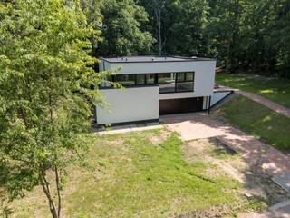 Welkom in deze prachtig gerenoveerde villa uit de jaren ’70, waar hedendaags comfort en natuurlijke rust elkaar ontmoeten. Deze woning werd...