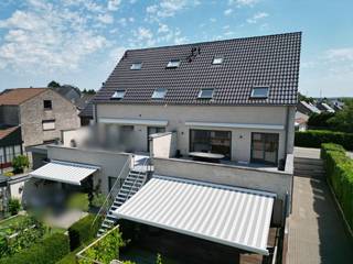 Deze uitzonderlijk ruime duplex is gelegen aan de Oude Baan in Maasmechelen, een centrale locatie met een vlotte verbinding naar de omliggende gemeenten en de autosnelweg E314. Winkels, scholen, openbaar vervoer en andere dagelijkse voorzieningen bevinden zich op korte afstand. Bovendien liggen het Nationaal Park Hoge Kempen, Maasmechelen Village en verschillende wandel- en fietsroutes vlakbij, waardoor je hier geniet van een ideale combinatie van een uitstekende bereikbaarheid en een groene omgeving.<br /><br /><strong>Indeling</strong><br />Het appartement is toegankelijk via twee afzonderlijke inkomdeuren: zowel via het gelijkvloers als via de eerste verdieping, wat zorgt voor extra flexibiliteit en gebruiksgemak.<br />Op de kelderverdieping beschikt de duplex over een ruime kelderberging van maar liefst 23 m², ideaal voor extra opslag.<br /><br />De leefverdieping omvat een lichtrijke en ruime woon- en eetkamer die naadloos aansluit op de volledig uitgeruste keuken. Deze keuken is voorzien van alle nodige toestellen, waaronder een oven, microgolfoven, vaatwasser, Amerikaanse koelkast, kookplaat en een praktisch kookeiland. Aansluitend bevindt zich een handige berging met aansluitingen voor een wasmachine en droogkast.<br /><br />Verder vinden we op deze verdieping een extra kamer die momenteel dienstdoet als bureau, een gastentoilet, de trap naar het gelijkvloers en een ruim terras van ongeveer 40 m² met een rustig en aangenaam uitzicht op de achterliggende omgeving.<br /><br />Op de tweede verdieping bevinden zich drie volwaardige slaapkamers. De master bedroom staat in directe verbinding met een praktische doorloopdressing en de ruime badkamer. Deze is uitgerust met een ligbad, een inloopdouche, een tweede toilet en een stijlvol badkamermeubel.<br /><br />Tot slot beschikt de duplex nog over een ruime zolderverdieping waar zich de technische installaties bevinden. Daarnaast is er een extra kamer die perfect kan dienen als vierde slaapkamer, hobbyruimte, speelkamer of thuisbureau.<br /><br />Buiten beschikt de woning over een dubbele garage en twee private parkeerplaatsen, waardoor parkeergelegenheid nooit een probleem vormt.<br /><br /><strong>Troeven</strong>
<ul>
	<li>Zeer ruime duplex met een doordachte indeling</li>
	<li>Centrale ligging met uitstekende bereikbaarheid</li>
	<li>Energiezuinig appartement</li>
	<li>Elektrische installatie conform</li>
	<li>Volledig uitgeruste keuken met kookeiland</li>
	<li>Ruim terras van ca. 40 m² met rustig uitzicht</li>
	<li>Vier mogelijke slaapkamers</li>
	<li>Dubbele garage én twee private parkeerplaatsen</li>
	<li>Grote kelderberging van 23 m²</li>
	<li>Zonneluifel</li>
	<li>Nabij winkels, scholen, openbaar vervoer en belangrijke invalswegen</li>
</ul>
Deze instapklare duplex biedt een uitzonderlijke hoeveelheid ruimte, een praktische indeling en een uitstekende ligging. Ideaal voor gezinnen of voor wie op zoek is naar comfortabel wonen met alle voorzieningen binnen handbereik.<br /><br />Wil jij een bezichtiging inplannen?<br />Aarzel dan niet en neem contact met ons op!<br /><br /><strong>Tel.: 0032(0)485 97 49 28<br />E-mail: info@co-realestate.be</strong>