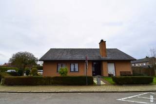 De woning is rustig en residentieel gelegen in Ledegem, in een aangename woonomgeving met weinig verkeer. Scholen, winkels en openbaar vervoer bevinden zich in de nabije omgeving en dankzij de vlotte verbinding met omliggende gemeenten en invalswegen geniet u van een ideale combinatie van rust en bereikbaarheid.<br /><br />Indeling als volgt:<br />De woning verwelkomt u via een ruime inkomhal die toegang biedt tot de lichtrijke leefruimte, bestaande uit een gezellige zitruimte en eetplaats met houthaard en aangenaam zicht op de tuin. Aansluitend bevindt zich de volledig geïnstalleerde keuken met ontbijthoek. Verder zijn er een praktische wasplaats en een dubbele garage.<br /><br />De woning beschikt over 3 volwaardige slaapkamers, een apart toilet en een badkamer uitgerust met een ligbad (met douchemogelijkheid) en lavabo.<br /><br />De ruime zolder biedt tal van uitbreidingsmogelijkheden en kan, mits verdere afwerking, ingericht worden als extra slaapkamers, bureau, hobbyruimte of polyvalente ruimte, volledig naar eigen wens.<br /><br />Rondom de woning ligt een verzorgde tuin met aangelegd terras en tuinberging, waar het in alle rust aangenaam vertoeven is. Rustige ligging met 4 autostaanplaatsen op eigen terrein.<br /><br />Elektriciteit conform!<br /><br />Onze ref. DEV4905