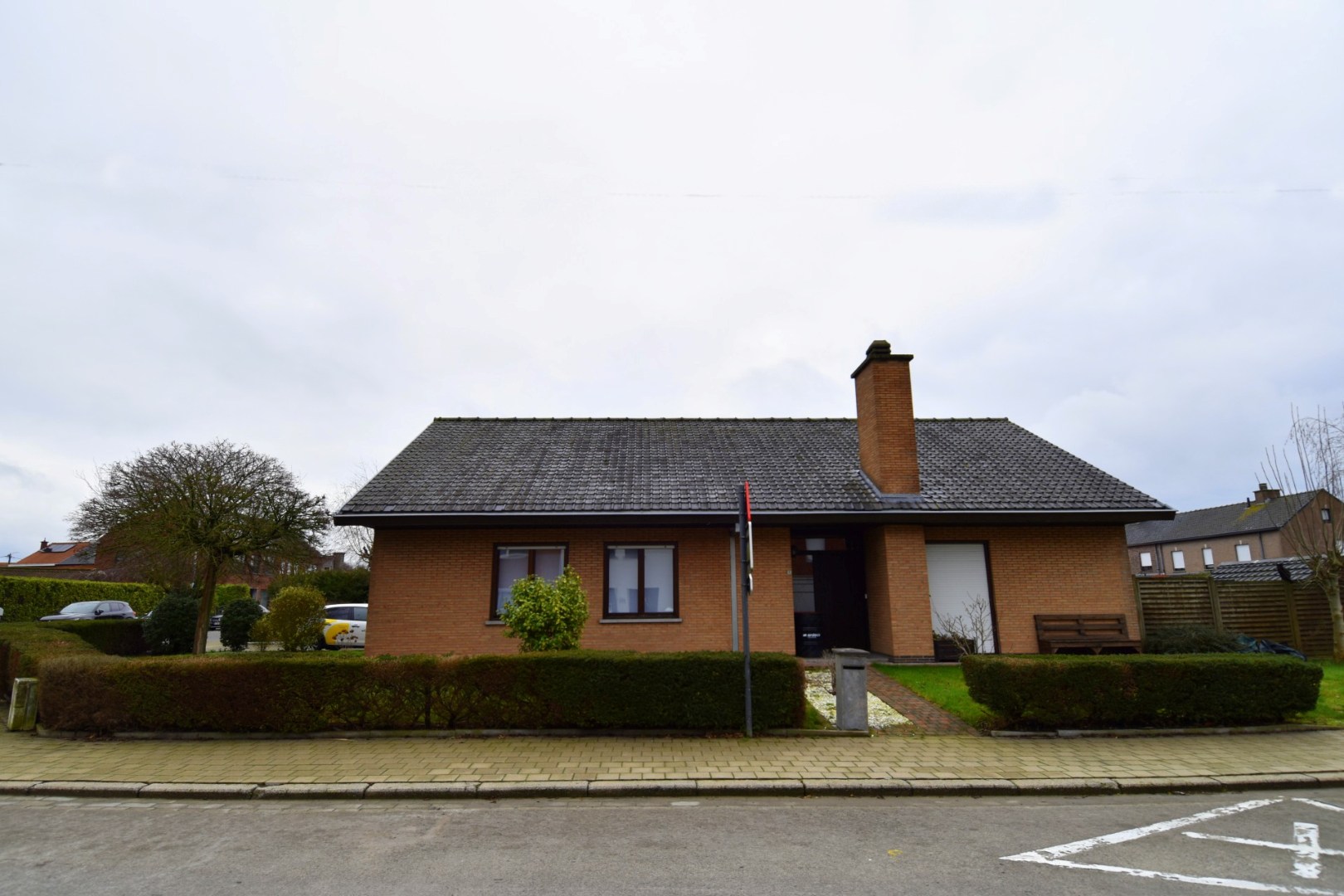 Rustig gelegen gelijkvloerse villa met 3 slaapkamers, dubbele garage en tuin rondom te koop in Ledegem - foto 1