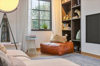 Vrij recent gerenoveerde, luxueuze doorleefwoning met parktuin. De L-vormige woning biedt bijzonder smaakvol ingerichte en perfect afgewerkte...