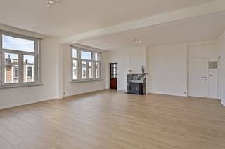 Indeling: Verdieping 2 (147m²):- inkomhal- woonkamer en eetkamer- uitgeruste keuken- wasruimte die aansluit aan de keuken- badkamer 1 met lavabo, bad en toilet- slaapkamer 1 (24m²) - slaapkamer 2 (21m²) - slaapkamer 3 (13m²) die aansluit aan de 2de slaapkamer- badkamer 2 met lavabo, bad en toiletBijzonderheden:- ruim, lichtrijk appartement met 3 slaapkamers- conforme elektriciteit - volledig asbestveilig- gunstige EPC-score- het dak werd reeds volledig geïsoleerd in 2023 en werd voorzien van een elektrische dakkoepel- Toplocatie vlakbij openbaar vervoer, winkels, scholen, parken en nabij Antwerpen stadBent u geïnteresseerd in dit lichtrijke appartement te koop in Antwerpen? Aarzel dan niet om contact met ons op te nemen via janice.racaj@dewaele.com of op 03 206 76 73.Wenst u uw eigendom ook te koop of te huur te stellen? We helpen u graag verder.Steeds tot uw dienst om u verder te helpen met al uw vragen over vastgoed!