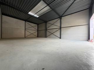<p>Entrepôt de 216 m² à louer, comprenant 2 emplacements de parking, idéalement situé au sud de Bruxelles, à proximité de Halle et à courte distance de Saintes et Tubize. Le site bénéficie d’un accès aisé via l’E429 et le Ring de Bruxelles.</p>
<p>L’unité dispose d’une hauteur libre d’environ 6 mètres et est construite avec une structure en acier, des murs en béton et des panneaux sandwich isolés. L’accès se fait par une porte sectionnelle automatique d’environ 4 m de largeur sur 4,20 m de hauteur, ainsi que par une porte d’accès séparée.</p>
<p>L’espace de stockage est équipé d’un sol en polybéton, d’un lanterneau avec exutoire de fumée, d’un système de détection incendie et de raccordements individuels à l’eau, à l’électricité (32 A) et aux données. Chaque unité dispose également d’une citerne d’eau de pluie, d’un éclairage LED et de plusieurs prises électriques.</p>
<p>L’espace convient parfaitement au stockage, aux activités logistiques et/ou à la production et constitue une solution de qualité pour les entreprises à la recherche d’un espace professionnel facilement accessible.</p>