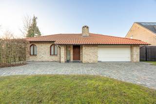 INDELINGDe inkomhal met gastentoilet geeft toegang tot de ruime leefruimte. Daarlangs vindt men de gesloten keuken voorzien van de nodige toestellen...