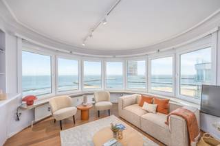 STANDINGVOL TWEE-SLAAPKAMER APPARTEMENT MET UITGESTREKT ZEEZICHT IN OOSTENDE<br />Gelegen op een absolute toplocatie, op de hoek van de Albert I-Promenade en de Kapucijnenstraat, bevindt zich dit ruime appartement in de standingvolle Residentie Paris. Vanuit de prachtige woonkamer met karaktervolle rotonde geniet u van een schitterend en uitgestrekt zicht over de zee, de strekdam en de kustlijn.<br />Het appartement omvat een ruime en lichtrijke woonkamer met panoramisch zeezicht, een open keuken, een afzonderlijk toilet met vestiaire, twee ruime slaapkamers en een badkamer.<br />Daarnaast beschikt de residentie over een privatieve kelder en een ruime gemeenschappelijke fietsenberging.<br />Een bijkomende troef is de mogelijkheid tot aankoop van een autostandplaats in het Europacentrum. Ook bestaat er de mogelijkheid om een autostandplaats in de nabije omgeving te huren.<br />Een uitzonderlijke ligging, prachtige vergezichten en ruime leefruimtes maken dit appartement tot een ideale vaste verblijfplaats of tweede verblijf aan zee.
<ul>
<li>Oppervlakte: 93m²</li>
<li>Standingvolle residentie met geen grote investeringen</li>
<li>Mogelijkheid tot huren of kopen autostandplaats</li>
<li>Positieve elektrische keuring</li>
<li>Mogelijkheid om vakantieverhuur te doen</li>
<li>EPC: 180</li>
</ul>