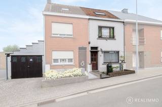 Deze rijwoning met een bewoonbare oppervlakte van <strong>122 m² </strong>op een perceel van <strong>114 m² </strong>biedt heel wat mogelijkheden om er jouw droomwoning van te maken. Gelegen nabij het <strong>centrum van Avelgem</strong>, op wandelafstand van winkels, scholen en openbaar vervoer.<br /><br /><strong>Indeling</strong><br /><br />Je betreedt de woning via de inkomhal die doorloopt naar de <strong>leefruimte</strong>. Aansluitend vind je de keuken met toegang tot de badkamer en een veranda die uitgeeft op de tuin met achteraan een uitweg. Op de eerste verdieping zijn er <strong>twee slaapkamers</strong> en via een vaste trap bereik je de <strong>zolder</strong>, die kan worden ingericht als <strong>derde slaapkamer</strong>. De woning beschikt bovendien over een garage, inbegrepen in de prijs.<br /><strong>Buitenruimte: </strong>achteraan is er een <strong>tuin </strong>met <strong>uitweg</strong>, een ideale basis om een gezellige buitenruimte te creëren.<br /><br />Troeven:
<ul>
<li>Centrale ligging in Avelgem</li>
<li>Veel mogelijkheden dankzij de zolder en tuin met uitweg</li>
<li>Inclusief garage</li>
</ul>
Belangrijk: renovatieverplichting is van toepassing.<br /><br />Interesse? Contacteer Beau op 0494 52 19 62 of via beau@real-immo.be voor een bezoek ter plaatse.