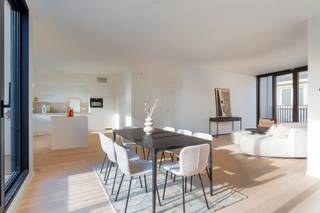 <p>Luxe penthouse in de prestigieuze realisatie ‘The Roastery’, op de voormalige site van koffiebranderij Jespers. Het project is opgebouwd rond een centrale binnentuin die een oase van rust biedt in de bruisende buurt.</p>
<p>Gezelligheid troef dankzij de ideale verbinding tussen de modewijk, het trendy Zuid en de oude binnenstad. Een prachtige locatie om te leven, wonen en genieten. Tussen de Scheldekaaien en de levendige Kloosterstraat, bevindt u zich hier op wandelafstand van de hipste boetieks, gezellige cafés en culinaire hotspots.</p>
<p>Licht en ruimte is wat meteen opvalt bij het binnenkomen van deze penthouse. Bij de afwerking werd gekozen voor hoogwaardige materialen en maatwerk. Zo werd er o.a. een doorlopende lichte parketvloer voorzien, die het appartement een warme en tijdloze uitstraling geeft.</p>
<p>De ruime leefruimte baadt in het licht dankzij de grote raampartijen. Grote schuiframen geven uit op het riant dakterras van maar liefst 31 m² – ideaal voor een koffietje in de ochtendzon of een sfeervol diner.</p>
<p>De open keuken is naadloos geïntegreerd in de leefruimte en werd afgewerkt met een hoogwaardig werkblad in keramische steen, greeploze kasten en hoogwaardige AEG-toestellen: combi-oven, inductieplaat, vaatwasser, ijskast en dampkap. Aansluitend bevindt zich een ruime berging/wasplaats.</p>
<p>Deze penthouse telt twee volwaardige slaapkamers, elk met een eigen badkamer. De master kan gebruikmaken van de 'en suite' badkamer met riante inloop-regendouche, ligbad, dubbel lavabomeubel en extra toilet. Het geheel werd smaakvol afgewerkt met marmer, licht hout en wit kraanwerk.</p>
<p>De tweede slaapkamer is eveneens mooi ruim en beschikt aansluitend over een eigen badkamer met inloop-regendouche en lavabomeubel.</p>
<p>Apart gastentoilet.</p>
<p>Aan opbergruimte is alvast geen gebrek dankzij de bijkomende privatieve kelderberging. Deze is verplicht bij te kopen aan 10.000 Euro, excl. BTW. Desgewenst kan zelfs een tweede kelderberging bijgekocht worden.</p>
<p>Mogelijkheid tot aankoop van een zeer ruime ondergrondse autostaanplaats.</p>
<p>Verkoop onder BTW-stelsel.</p>