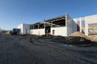 De nieuwbouw unit van 795m² maakt deel uit van het KMO-park ‘SCHIPDONK’. De site bevindt zich in de industriezone van Deinze en geniet van een vlotte...