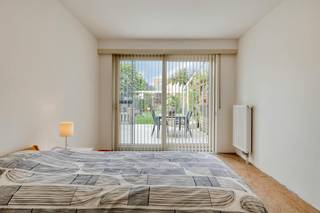 Op zoek naar een ruime en uitstekend onderhouden huis te koop in Merksem? Deze instapklare woning in een rustige, doodlopende straat achter de levendige Bredabaan biedt enorm veel lichtinval, ruimte en comfort. Dankzij diverse grondige renovaties over de afgelopen jaren, combineert dit vastgoed hedendaags wooncomfort met een charmante uitstraling.<br /><br />Bij het betreden van het pand komt u in een ruime, lichtrijke inkomhal. Op de gelijkvloerse verdieping bevindt zich een gastentoilet met aansluiting voor een wasmachine of handenwasser, een eerste slaapkamer van ca. 11 m² en een ruime garage met extra hoge sectionale poort, ideaal voor grotere voertuigen. Tevens is er via de hal toegang tot de bruikbare kelder. Via de hal of de slaapkamer bereikt u de gezellige, zonnige tuin waar u geniet van veel privacy en een aangenaam terras met elektrische zonneluifel.<br /><br />Op de eerste verdieping leidt een glazen deur naar een gezellige leefruimte en een volledig uitgeruste, kwalitatieve keuken. Grote raampartijen zorgen hier voor een fantastische lichtinval. Daarnaast is er op deze verdieping een eerste verzorgde, volledig betegelde badkamer met ligbad, lavabo, toilet en ingemaakte kasten. De tweede verdieping telt nog eens twee volwaardige slaapkamers van ca. 13 en 11 m², een apart toilet en een tweede vernieuwde badkamer met moderne inloopdouche. De bovengelegen zolderverdieping is net volledig afgewerkt tot een karaktervolle extra kamer met authentieke houten balken en ingemaakte kasten.<br /> <br />Bijzonderheden:<br />- Energiezuinig met een EPC label B<br />- Gerenoveerd doorheen de jaren: ramen, daken, cv-leidingen en -radiatoren, binnendeuren, ketel, afwerking zolder, keuken, badkamers, ...<br />- Ruime garage met extra hoge sectionale poort<br />- Toplocatie in een rustige, doodlopende straat<br /><br />De ligging van dit huis in Merksem is een absolute troef. Op wandelafstand vindt u winkels, scholen en openbaar vervoer (bus en tram). Bovendien bevindt het groene Fort van Merksem zich in de nabije omgeving, perfect voor een ontspannende wandeling. Wie een kwalitatieve woning wil kopen in Merksem woont hier op een centrale en toch bijzonder rustige plek.<br /><br />Bent u geïnteresseerd om dit vastgoed te kopen in Merksem? Aarzel dan niet om ons te contacteren. Het Dewaele vastgoedkantoor van Merksem te Lambrechtshoekenlaan 183 staat graag tot uw dienst. Had u graag een gratis schatting van uw eigendom via ons immokantoor? Bel ons voor een vrijblijvend gesprek of mail naar maxime.weyler@dewaele.com.<br /><br />Bestuursmaatregelen in het maatregelenregister: nee