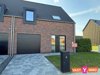 <p><span>Deze halfopen, nieuwe BEN-woning (bijna-energieneutraal) is gelegen in een nieuwe en rustige verkaveling vlakbij het centrum van Beerse. Hier heb je een vlotte verbinding met het openbaar vervoer en de grotere invalswegen, maar geniet je toch van alle rust en de open ruimte die de buurt momenteel biedt. </span></p><p><span> </span></p><p><span>Indeling: </span></p><p><span> </span></p><p><span>Gelijkvloers: </span></p><p><span>Inkomhal met gastentoilet, leefruimte met bureauhoek (7m²) en een open keuken (samen 41m²), de keuken ingericht met een inductiekookplaat, dampkap, combi-oven, koelkast, vaatwasser en spoelbak. Het keukeneiland biedt extra opbergruimte. Aansluitend een berging/wasplaats (6m²) met de nodige aansluitingen. </span></p><p><span> </span></p><p><span>1e verdieping: </span></p><p><span>Via de trap in inkomhal komen we op de eerste verdieping. Hier bevinden zich 3 slaapkamers (13m² - 13m² en 14m²) en een moderne badkamer (9m²) voorzien van een ruime inloopdouche, dubbele lavabo in meubel, ligbad, handdoekdroger en toilet. </span></p><p><span> </span></p><p><span>Zolder: </span></p><p><span>Via het luik op de nachthal toegang tot de bergzolder (32m²), ideaal als extra opbergruimte. </span></p><p><span> </span></p><p><span>Tuin/terras: </span></p><p><span>Via de leefruimte en de keuken toegang tot het terras en de tuin. Er werd eveneens een tuin-/fietsenberging voorzien, alsook een poortje in de afsluiting. </span></p><p><span> </span></p><p><span>Garage: </span></p><p><span>De inpandige garage (18m²) is voorzien van een sectionaalpoort. </span></p><p><span> </span></p><p><span>Extra: </span></p><p><span>BEN-woning = super energiezuinig! - poortje in de tuin zorgt voor directe uitgang met de fiets/te voet - 14 zonnepanelen - verlichting en gordijnrails aanwezig (op de verdieping ook gordijnen). </span></p><p><span>Onmiddellijk beschikbaar</span></p>