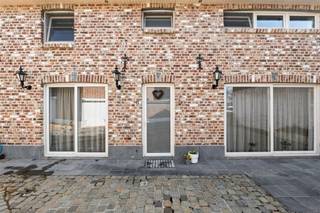 In Velm, een deelgemeente van Sint-Truiden, vinden we langs de Begijnenstraat ter hoogte van nummer 3 deze charmante woning terug. We bevinden ons...