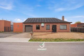 Deze bungalow is gelegen in het hart van het pittoreske Woesten, een deelgemeente van Vleteren, op korte afstand van Poperinge en Ieper. Dankzij...