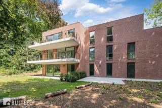 Dit luxueuze nieuwbouwappartement (E-Peil: -15) bevindt zich in een rustige en groene omgeving aan de rand van Sint-Niklaas, in het exclusieve Smissepark. Het appartement combineert een luxe afwerking met een praktische indeling en biedt een uitmuntend wooncomfort. Bij binnenkomst kom je in de ruime inkomhal die toegang biedt tot een apart toilet. De lichte, open woonkamer is een echte eyecatcher, met grote raampartijen die zorgen voor een overvloed aan natuurlijk licht. De living gaat naadloos over in het prachtig zuidwest gerichte terras, vanwaar u kan genieten van een adembenemend uitzicht op de verzorgde private parktuin. De volledig ingerichte keuken biedt alles wat je nodig hebt en is voorzien van hoogwaardige toestellen. Het appartement beschikt over drie ruime slaapkamers en een ruime badkamer voorzien van een ligbad, douche, toilet en lavabomeubel. Daarnaast is er nog een aparte berging/wasplaats. Bij dit appartement hoort een afgesloten garagebox in de kelderverdieping, een aparte berging en vier privatieve fietsstaanplaatsen. Verder werd het appartement volledig afgewerkt met een hoogwaardige parketvloer en is het uitgerust met zonnepanelen en vloerverwarming inclusief koeling via een energiezuinige warmtepomp. Wacht niet langer en kom dit unieke appartement zelf ontdekken! De algemene kosten bedragen 100 Euro/maand.