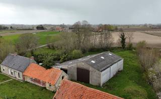 Deze eigendom is gelegen op een grondoppervlakte van 4165 m² en bestaat uit: woning , schuur en loods.De woning is te slopen of zeer grondig te...