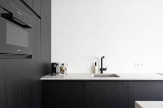 <p><strong>Instapklaar en stijlvol gerenoveerd appartement op toplocatie aan de Italiëlei</strong></p>
<p>Ontdek dit volledig gerenoveerde appartement van <strong>104 m²</strong>, ideaal gelegen aan de <strong>Italiëlei</strong> met een prachtig uitzicht op het groene Begijnhof. Dankzij de centrale ligging bevindt u zich op wandelafstand van het stadscentrum en het Eilandje, terwijl ook het openbaar vervoer vlot bereikbaar is.</p>
<p>Het appartement werd grondig vernieuwd: <strong>keuken, badkamer, elektriciteit, parketvloeren, tegels, verlichting en schrijnwerk</strong> werden volledig aangepakt. Bovendien werden de oude ramen vervangen door <strong>nieuwe aluminium ramen met hoogrendementsglas</strong>. Het geheel werd recent geschilderd en is volledig instapklaar.</p>
<p>De indeling omvat een verzorgde inkomhal met gastentoilet en handige handenwasser, een ruime en lichtrijke leefruimte met open <strong>MIELE-keuken</strong>, een moderne badkamer met dubbele lavabo en inloop regendouche, en een praktische berging met aansluitingen voor wasmachine, droogkast en eventueel een diepvriezer.</p>
<p>Verder beschikt het appartement over <strong>twee volwaardige slaapkamers</strong>. De slaapkamer aan de straatzijde is uitgerust met een ingebouwde dressingkast. De tweede slaapkamer bevindt zich aan de rustige achterzijde en beschikt over een klein inpandig terras en een ingebouwde kluis.</p>
<p>Extra troeven zijn de <strong>toegangsdeur met gepantserde beveiliging</strong>, de privatieve kelderberging (bereikbaar met de lift), de eerste verdieping en de uitstekende combinatie van ruimte, comfort en ligging. Bovendien beschikt het appartement over een autostaanplaats in de afgesloten garage dewelke inbegrepen is in de prijs.</p>
<p><strong>Troeven op een rij:</strong></p>
<ul>
<li>104 m² bewoonbare oppervlakte</li>
<li>2 ruime slaapkamers</li>
<li>Volledig gerenoveerd en instapklaar</li>
<li>Nieuwe aluminium ramen met hoogrendementsglas</li>
<li>Moderne MIELE-keuken</li>
<li>Badkamer met dubbele lavabo en regendouche</li>
<li>Praktische berging en kelderberging</li>
<li>Lift aanwezig</li>
<li>Prachtig uitzicht op het Begijnhof</li>
<li>Topligging nabij centrum, Eilandje en openbaar vervoer</li>
</ul>
<p>Een ideale woning voor wie op zoek is naar ruimte, comfort en een centrale ligging in Antwerpen.</p>